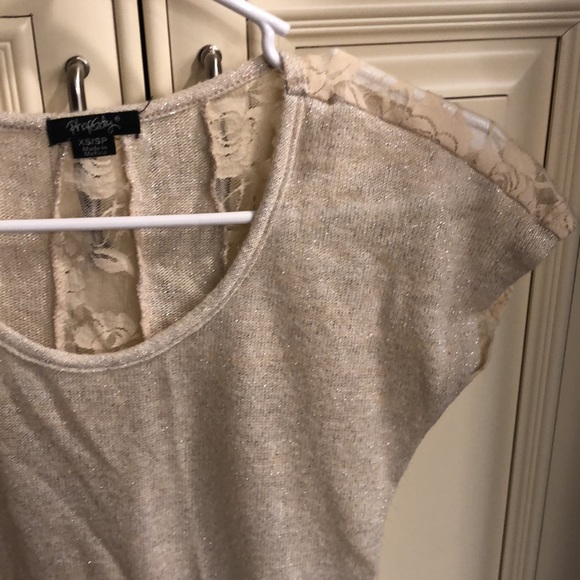 Phopsody Top with Floral Lace Detail - Picture 3 of 11